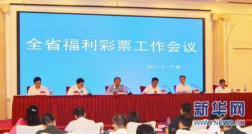 林志玲搔首弄姿露美背 摆性感POSE老外鬼脸抢镜 2013-09-30 日前在北京,性感女神林志玲出席某活动,她身穿露背美裙远远走来,腰肢纤细肌肤白嫩,受到了现场粉丝热情欢迎,林志玲也大方的摆起各种POSS。