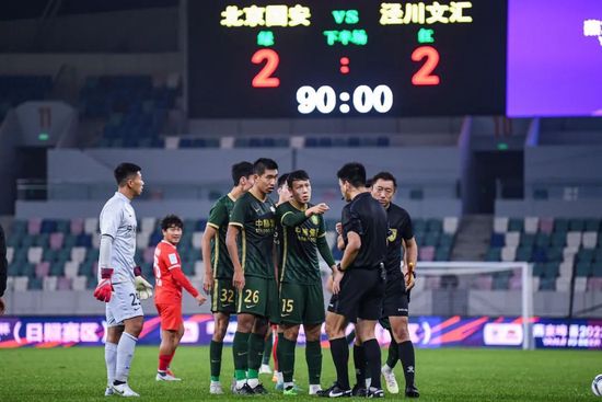 周杰伦昆凌现身F1澳大利亚大奖赛 2024-03-25 当地时间3月24日,澳大利亚墨尔本,周杰伦、昆凌夫妇现身F1澳大利亚大奖赛现场观赛。